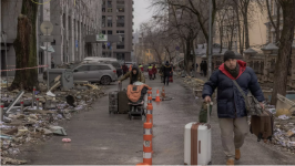 Local residents carry their belongings as they leave the site of a missile attack in Kyiv on December 20, 2024, amid the Russian invasion of Ukraine. © Roman Pilipey, AFP/File picture