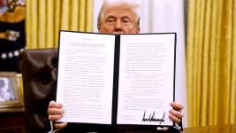 Donald Trump dans le Bureau ovale de la Maison-Blanche lors de la signature de ses premiers décrets présidentiels. (Anna Moneymaker/GETTY IMAGES NORTH AMERICA/AFP)