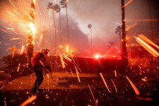 Powerful Santa Ana winds were expected to continue for much of Los Angeles and Ventura counties through Wednesday and into Thursday. PHOTO: RINGO CHIU/REUTERS