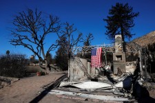 Un drapeau américain suspendu sur le toit d’une maison endommagée.  Shannon Stapleton / REUTERS