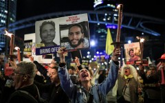 Des Israéliens bloquent une route à Tel Aviv, Israel le 13 janvier pour exiger la libération des otages retenus à Gaza. Reuters/Itai Ron