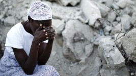 Ouvrir en mode plein écran Une femme prie devant la cathédrale d'Haïti, détruite lors du tremblement de terre de 2010, à Port-au-Prince. PHOTO : REUTERS / JORGE SILVA