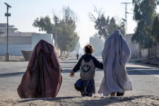 Des femmes afghanes vêtues de burqa à Kandahar, le 29 décembre 2024. SANAULLAH SEIAM / AFP