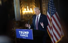 Photo: Scott Olson Getty Images via AFP  Ces déclarations, bien que provocantes, s’inscrivent dans une stratégie de violence symbolique caractéristique de l’ère MAGA, observe l’auteur.