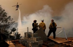 Photo: Justin Sullivan Getty Images via Agene France-Presse  Un hélicoptère de lutte contre les incendies largue de l’eau sur l’incendie de Palisades le 10 janvier 2025 à Los Angeles, en Californie.