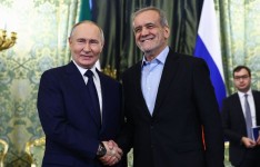 Photo: Evgenia Novozhenina Agence France-Presse  Le président iranien Massoud Pezeshkian a été reçu par son homologue russe Vladimir Poutine, vendredi, à Moscou.