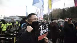 A man holding a placard shouts slogans during a rally against South Korea's impeached president Yoon Suk Yeol outside a subway station in Seoul on January 3, 2025. © Philip Fong, AFP