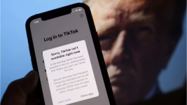 Un téléphone affichant un message en cas de tentative de connexion à TikTok aux États-Unis devant une photo du président élu Donald Trump, à Washington, le 18 janvier 2025. © Chris Delmas, AFP