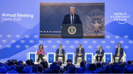 US President Donald Trump appears on a screen as he adresses the World Economic Forum in Davos on January 23, 2025. © Fabrice Coffrini, AFP