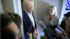 Le président américain Donald Trump s'entretient avec la presse, aux côtés de la secrétaire de presse de la Maison Blanche, Karoline Leavitt (à droite), à ​​bord d'Air Force One, le 25 janvier 2024. © Mandel Ngan, AFP