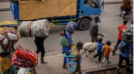 Des habitants fuient avec leurs biens la localité de Kibati, à une dizaine de kilomètres au nord de Goma, le 26 janvier 2025. © Jospin Mwisha, AFP