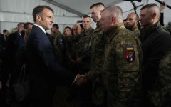 Le président français Emmanuel Macron avait rendu visite début octobre aux soldats de la 155e brigade ukrainienne lors de leur entraînement en France. AFP/Thibault Camus