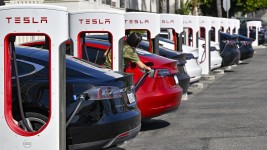 En 2024, le grand patron de Tesla, Elon Musk, avait annoncé la suppression de « plus de 10 % » des effectifs mondiaux de l'entreprise pour des raisons d'efficience. PHOTO : AP / JEFF GRITCHEN