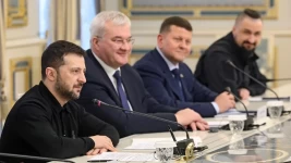 Le président Volodymyr Zelensky, avec à sa gauche le nouveau ministre des Affaires étrangères Andrii Sybiha, en février à Kiev. (Volodymyr Tarasov/SIPA)