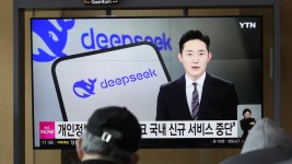 People watch a TV reporting DeepSeek in Seoul, Monday, Februaty 17, 2025 ©  AP / Ahn Young-joon