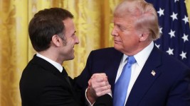 Donald Trump et Emmanuel Macron à la Maison-Blanche à Washington, D.C., États-Unis, le 24 février 2025. Evelyn Hockstein / REUTERS