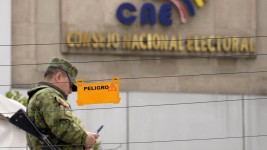 Un soldat monte la garde devant le Conseil national électoral (CNE) à Quito, le 7 février 2025. PHOTO : GETTY IMAGES / RODRIGO BUENDIA