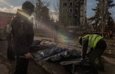 Photo: Roman Pilipey Agence France-Presse  Des policiers ukrainiens inspectent les corps de victimes d’une attaque russe, lundi, à Izioum, dans la région de Kharkiv.