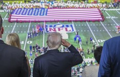 Photo: Roberto Schmidt Agence France-Presse  Le président américain Donald Trump salue lors de l’hymne national au début du Super Bowl LIX entre Kansas City et Philadelphie au Caesars Superdome à La Nouvelle-Orléans, le 9 février 2025.