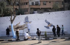 Photo: Mosa’ab Elshamy Associated Press  Quelques jours après la chute du régime al-Assad, un groupe de jeunes ont peint une murale symbolisant la paix, dans la banlieue de Damas.