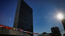 Les drapeaux de nombreux pays flottent devant le siège des Nations unies à New York. PHOTO : REUTERS / BRENDAN MCDERMID