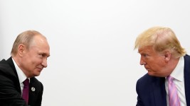 Les présidents Vladimir Poutine et Donald Trump en 2019. (Photo d'archives) PHOTO : REUTERS / KEVIN LAMARQUE