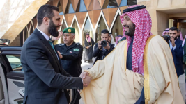 Le président syrien par intérim Ahmed al-Charaa rencontre le prince héritier saoudien Mohammed ben Salmane, le 2 février 2025 à Riyad. © Bandar Algaloud, Saudi Royal Court, handout, Reuters