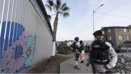 Des membres de la Garde nationale mexicaine patrouillent le long du mur frontalier avec les États-Unis à Tijuana, au Mexique, le lundi 20 janvier 2025. © Gregory Bull, AP