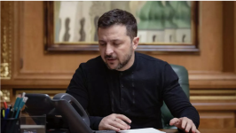 Cette photo diffusee par le service de presse presidentiel ukrainien le 12 fevrier 2025 montre le president ukrainien Volodymyr Zelensky lors dun appel telephonique avec le president américain dans son bureau a Kiev. AFP / Présidence ukrainienne