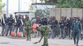 Des soldats ivoiriens se préparent à une cérémonie au 43e bataillon d'infanterie de marine de Port-Bouet, à Abidjan, le 20 février 2025. © Issouf Sanogo, AFP