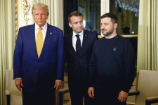 Donald Trump, Emmanuel Macron et Volodymyr Zelensky après une réunion à l'Elysée en marge de l'inauguration de Notre-Dame de Paris, le 7 décembre 2024. afp.com/Sarah Meyssonnier