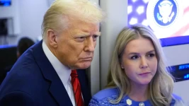 Donald Trump et sa porte-parole Karoline Leavitt semblent mettre au pas les médias qui couvrent la Maison-Blanche PHOTO : AFP VIA GETTY IMAGES / MANDEL NGAN