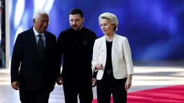 Le président ukrainien, Volodymyr Zelensky, le président du Conseil européen, Antonio Costa, et la présidente de la Commission européenne, Ursula von der Leyen, lors du sommet européen à Bruxelles ce jeudi. (Stephanie Lecocq/Reuters)