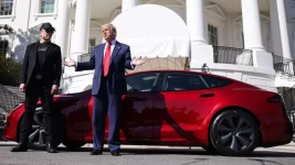 Pour prouver son soutien, Donald Trump a acheté mardi une Tesla Model S à près de 80.000 dollars. (/ SIPA)