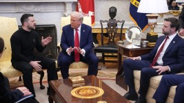 US President Donald Trump (C) and Vice President J.D. Vance meet with Vladimir Zelensky in the Oval Office at the White House on February 28, 2025 in Washington, DC. ©  Andrew Harnik/Getty Images