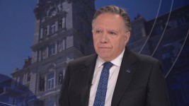 En entrevue avec Patrice Roy, le premier ministre du Québec, François Legault, a dit croire que Donald Trump pourrait encore changer d'idée. PHOTO : RADIO-CANADA