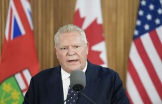 Photo: Nathan Denette La Presse canadienne Le premier ministre Ford avait annoncé jeudi dernier cette augmentation des tarifs d’électricité que la province envoie à 1,5 million de foyers dans trois États américains limitrophes.