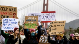 Des manifestants ont défilé près du célèbre Golden Gate pour manifester leur soutien aux milliers d'employés licenciés des parcs nationaux américains. PHOTO : ASSOCIATED PRESS / DAN HERNANDEZ