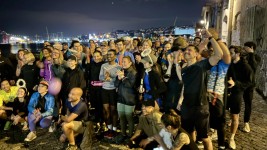 Des nomades numériques soulignent la fin d'une activité de course à Lisbonne, activité qu'ils organisent chaque semaine. PHOTO : RADIO-CANADA / RAPHAËL BOUVIER-AUCLAIR