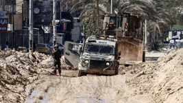 Les forces israéliennes avancent sur une route détruite dans le camp de réfugiés palestiniens de Nur Shams, près de Tulkarem, le 26 février 2025. © Zain Jaafar, AFP