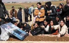 Des Syriens se réunissent à Qamishli sur la tombe d'une jeune femme alaouite tuée à Lattaquié lors des affrontements. Reuters/Orhan Qereman