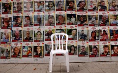 Un mur de Tel-Aviv sur lequel ont été collées des photos des otages israéliens enlevés le 7 octobre par le Hamas (illustration). REUTERS/Shannon Stapleton