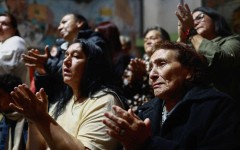 Buenos Aires (Argentine), le 21 avril. Des personnes se recueillent après la mort du pape François dans l'église Notre-Dame de Caacupé. Reuters/Matias Baglietto