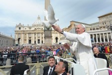Le pape François, avec une colombe posée sur sa main, sur la place Saint-Pierre, au Vatican, en 2013. PHOTO VATICAN MEDIA/AFP