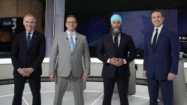 Les chefs des quatre principaux partis fédéraux : Mark Carney, Yves-François Blanchet, Jagmeet Singh et Pierre Poilievre.  Photo : La Presse canadienne / Christopher Katsarov