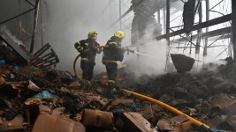 Des sauveteurs ukrainiens sefforcent d'éteindre un incendie dans un entrepot alimentaire apres une attaque de drone a Kharkiv, le 14 avril 2025, dans le cadre de linvasion russe de lUkraine. AFP via getty images / SERGEY BOBOK