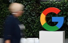 Photo: Sergei Gapon Agence France-Presse Une femme marche devant un logo de Google sur le campus de l’entreprise à Varsovie le 13 février 2025.
