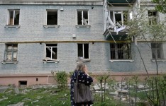 Photo: Genya Savilov Agence France-Presse  Une résidente de Kiev devant un immeuble endommagé par une attaque russe sur la ville le 24 avril 2025