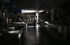 Photo: Miguel Riopa Agence France-Presse Un homme et un enfant marchent dans un marché local lors d’une panne de courant à Vigo en Espagne le 28 avril 2025.