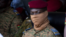 Le capitaine Ibrahim Traoré, chef de la junte burkinabè, participe à une cérémonie à Ouagadougou, le 15 octobre 2022. © Kilaye, Bationo, AP